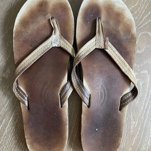 Rainbow Narrow Strap Sandal in Sierra Brown (womens size 7)